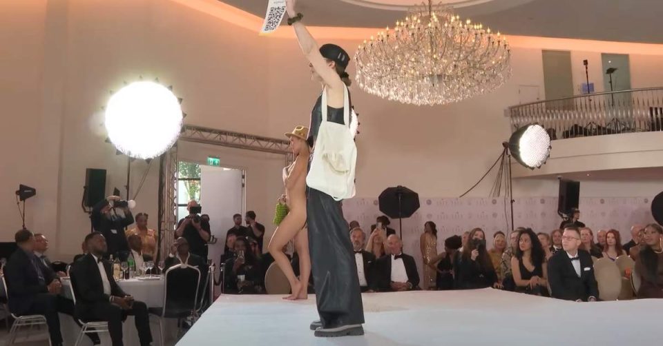 Naakte waarheid op de catwalk: activiste flipt op podium