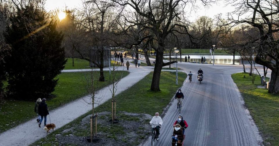 Gemeente Amsterdam wil dat fietsers rustiger fietsen, plaatst schermen in parken met bedankjes