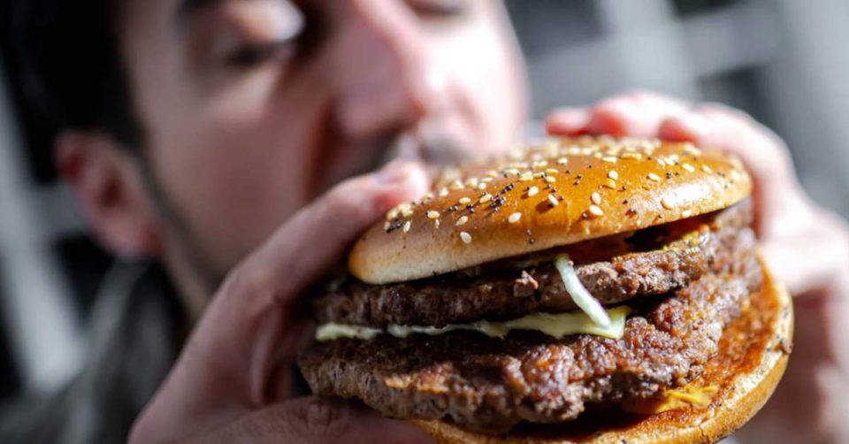 Alle mannen weg! 'Zorgen voor kwart meer uitstoot door autorijden en eten rood vlees'