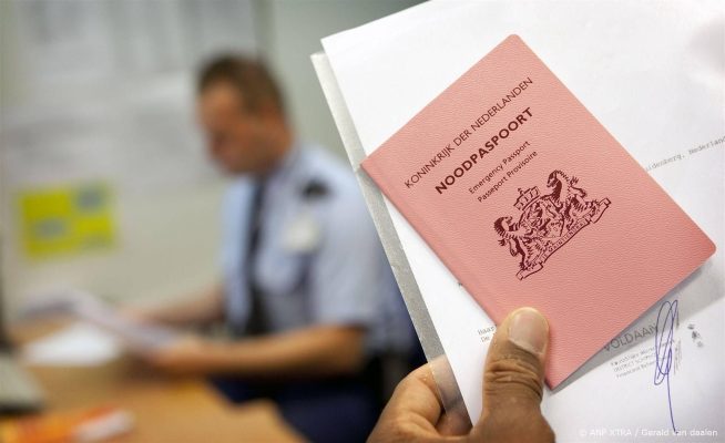 Marechaussee moet opnieuw meer noodpaspoorten op Schiphol uitgeven