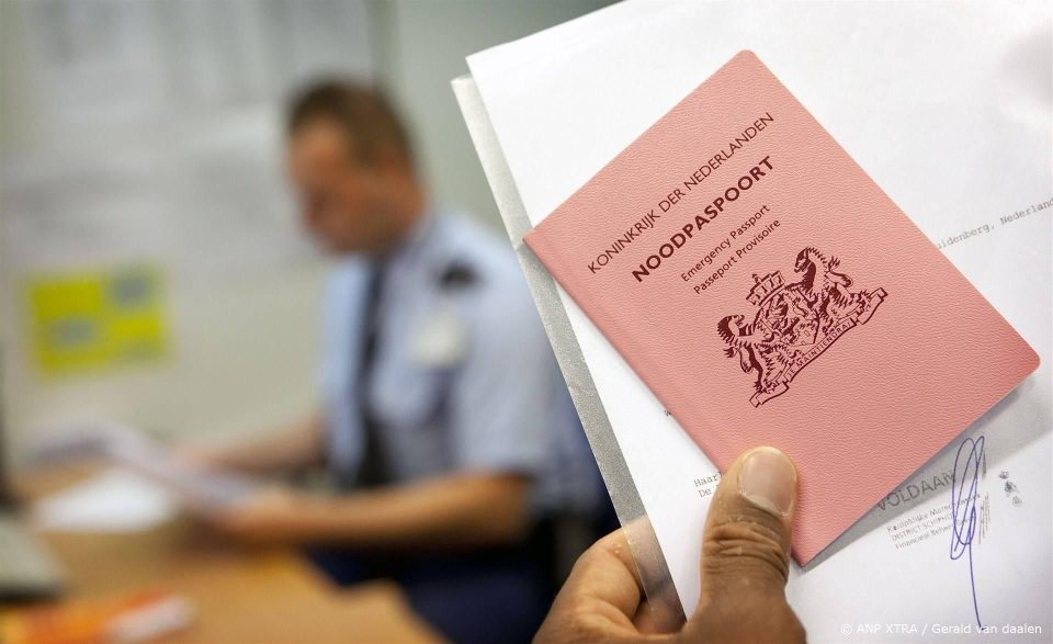 Marechaussee moet opnieuw meer noodpaspoorten op Schiphol uitgeven