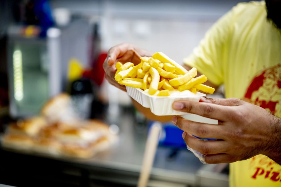 Waarom de snackbar minder populair wordt: 'Mijn friet moet 4 of 5 euro worden, dat kan niet'