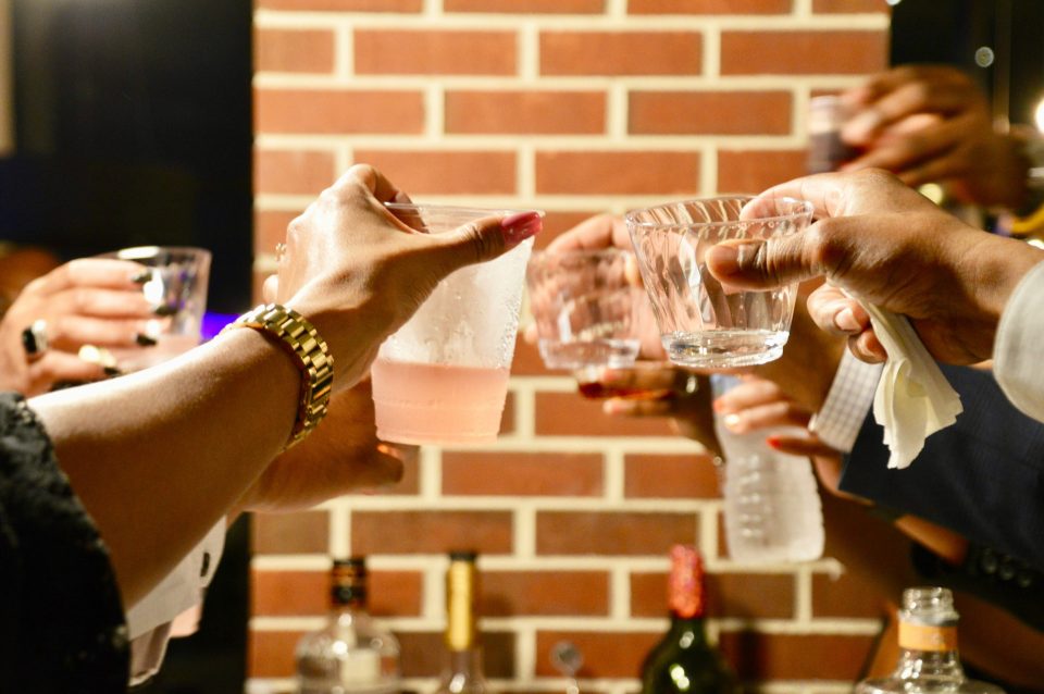 Zoveel drank per week kan je brein beschadigen (en de kans op dementie vergroten)
