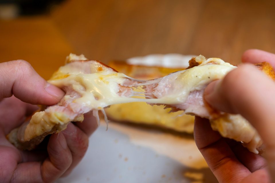Is gesmolten kaas echt ongezonder? Dit is het verschil