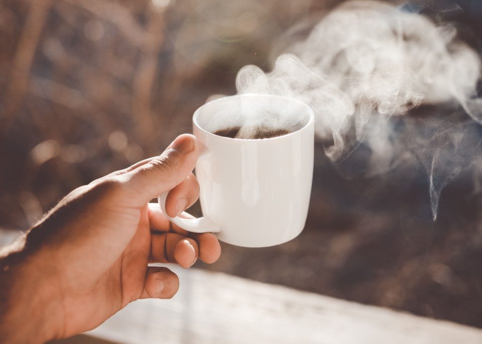 Koffie van Douwe Egberts nu even duur als eerlijke alternatieven: ‘Voor die prijs kun je net zo goed de boer steunen’