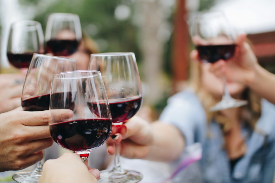 Waarom alcohol op latere leeftijd ineens meer schade aanricht