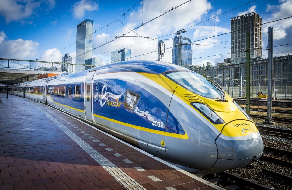 Waarom is vliegen naar je vakantiebestemming vaak goedkoper dan de trein nemen?